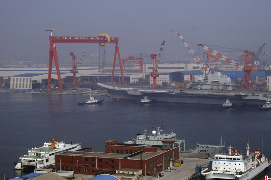 La cérémonie de lever du drapeau du premier porte-avions chinois