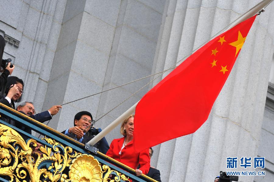 Le 25 septembre, M. Gao Zhansheng (deuxième à droite), consul général de Chine à San Francisco et M. Edwin Lee, maire de San Francisco (troisième à droite) lèvent le drapeau national chinois lors de la cérémonie.
