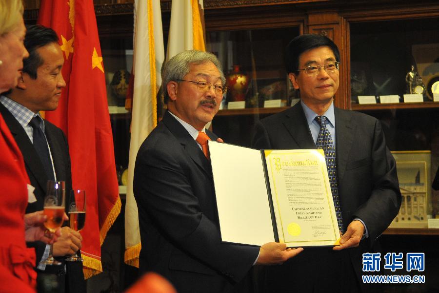 Le 25 septembre, à San Francisco aux États-Unis, le maire Edwin Lee offre à M. Gao Zhansheng, consul général de Chine à San Francisco, une lettre de félicitations pour la fête nationale chinoise.