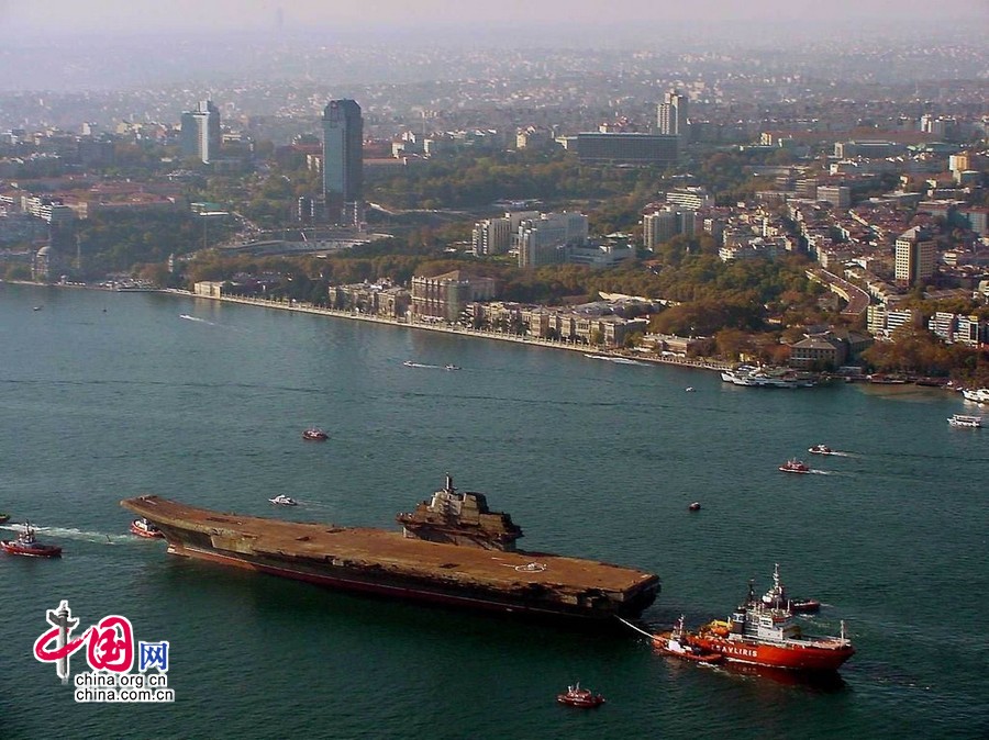 Le 17 août 2001, le gouvernement turc approuve la passage du vieux vaisseau ukrainien Varyag, racheté par une société de Macao, au détroit de Bosphore. Le 1er novembre 2001, le vaisseau passe le détroit. 