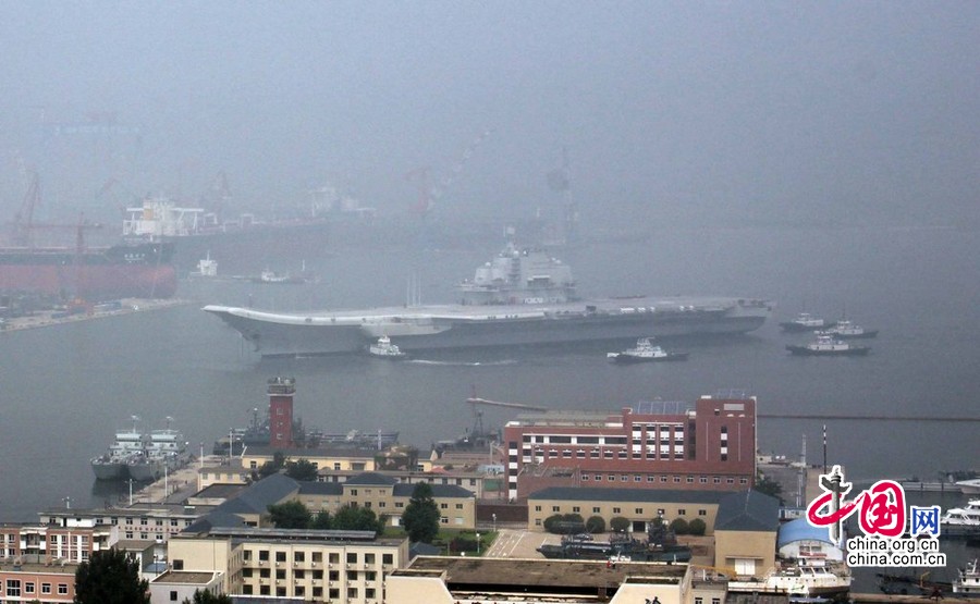 Le 14 août 2011, le porte-avions retourne dans le port de Dalian escorté par sept bateaux remorqueurs. 