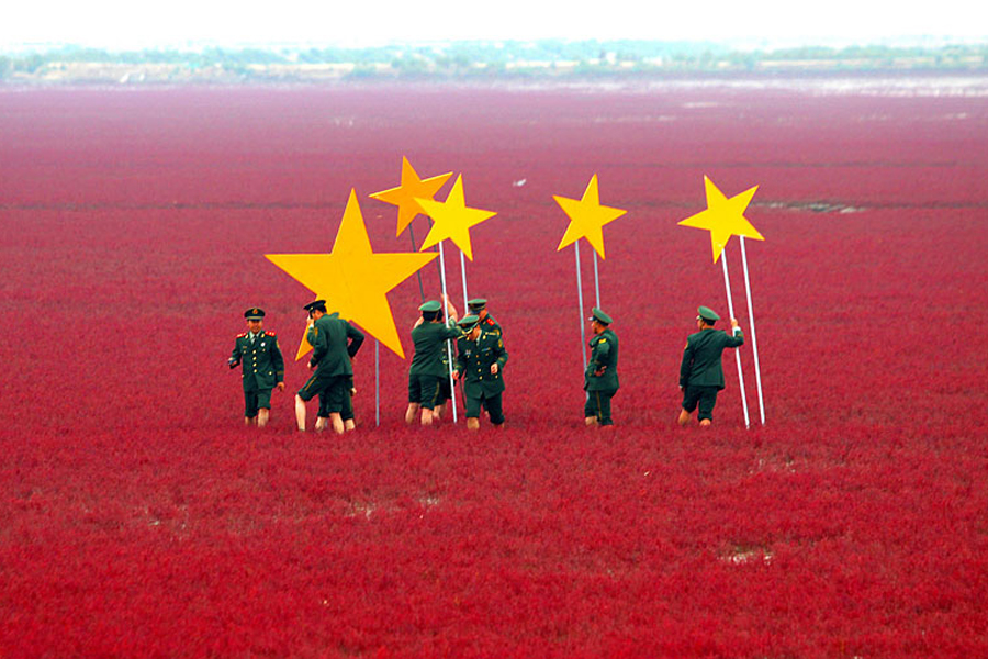 La « plage rouge » forme un immense drapeau national