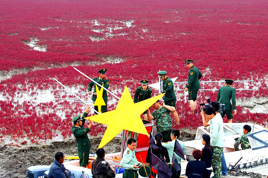 La « plage rouge » forme un immense drapeau national