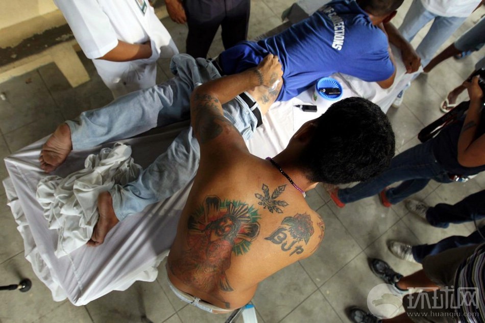 Les tatouages des prisonniers aux Philippines 9