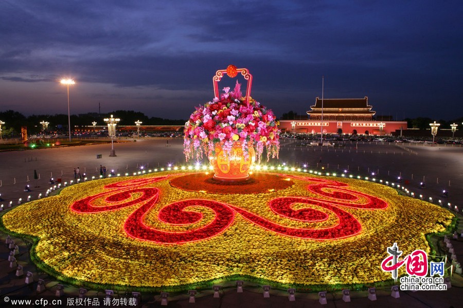 Installation d'un parterre de fleurs géant illuminé sur la place Tiananmen