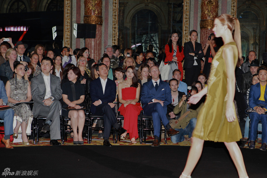 L&apos;actrice chinoise Gao Yuanyuan à la Fashion Week de Paris 3