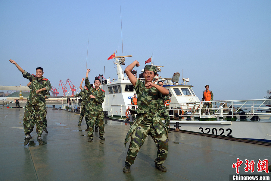 Les policiers maritimes se détendent en dansant le Gangnam Style