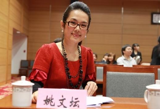 L'autre femme qu'il suit sur son Weibo est Yao Wentan, dont le pseudonyme est Wentan. Elle est rédactrice en chef de la Société des médias digitaux du Groupe de publication de Chine.