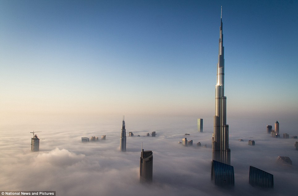 Le Burj Khalifa au-dessus des nuages