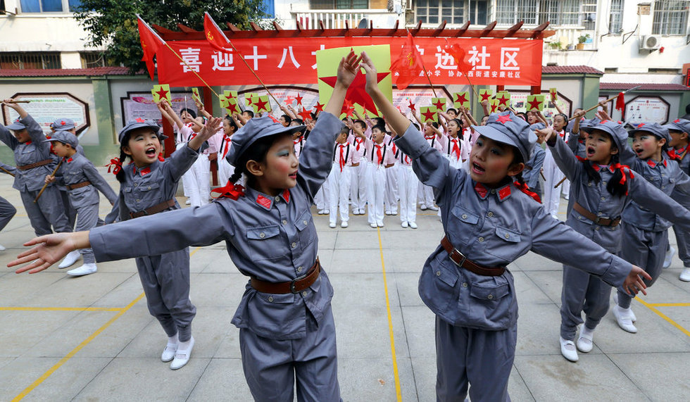 Les écoliers chinois accueillent le 18e Congrès du Parti communiste