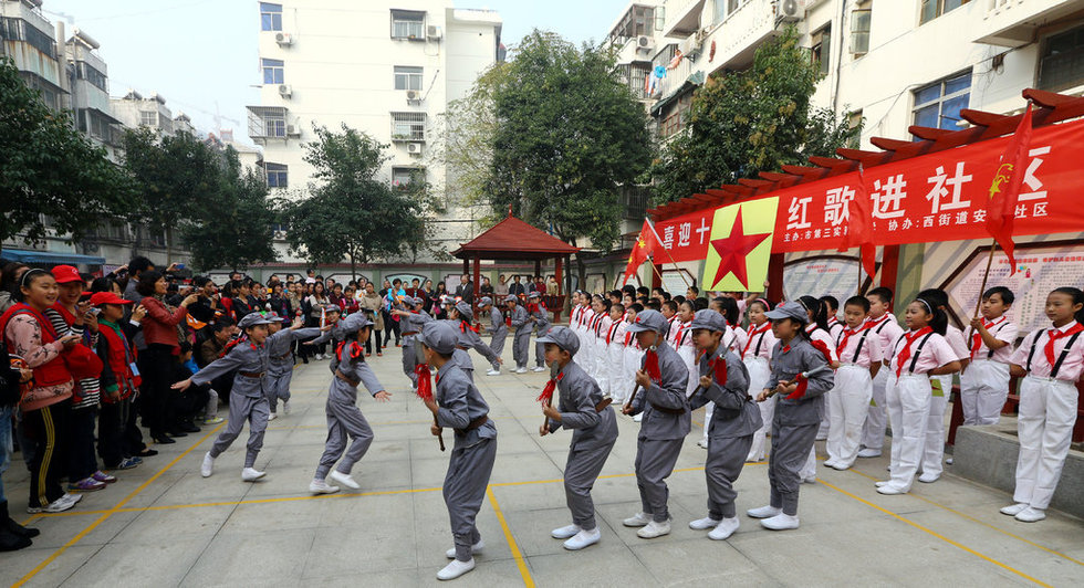 Les écoliers chinois accueillent le 18e Congrès du Parti communiste