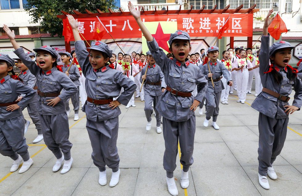 Les écoliers chinois accueillent le 18e Congrès du Parti communiste