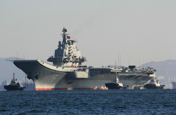Le porte-avions Liaoning regagne le port de Dalian après 18 jours d&apos;essais en mer