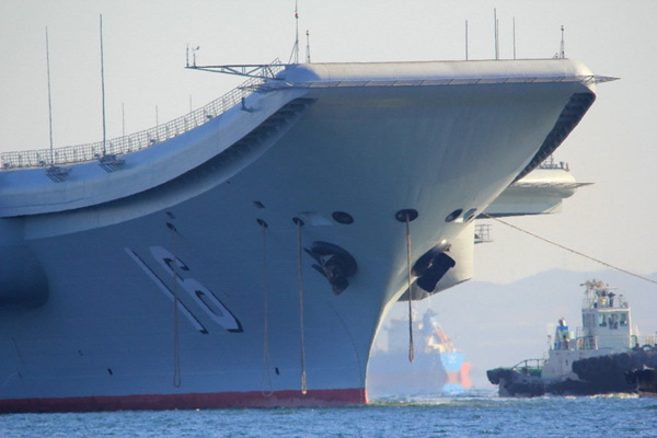 Le porte-avions Liaoning regagne le port de Dalian après 18 jours d&apos;essais en mer