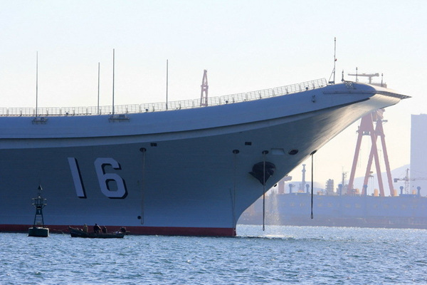 Le porte-avions Liaoning regagne le port de Dalian après 18 jours d&apos;essais en mer