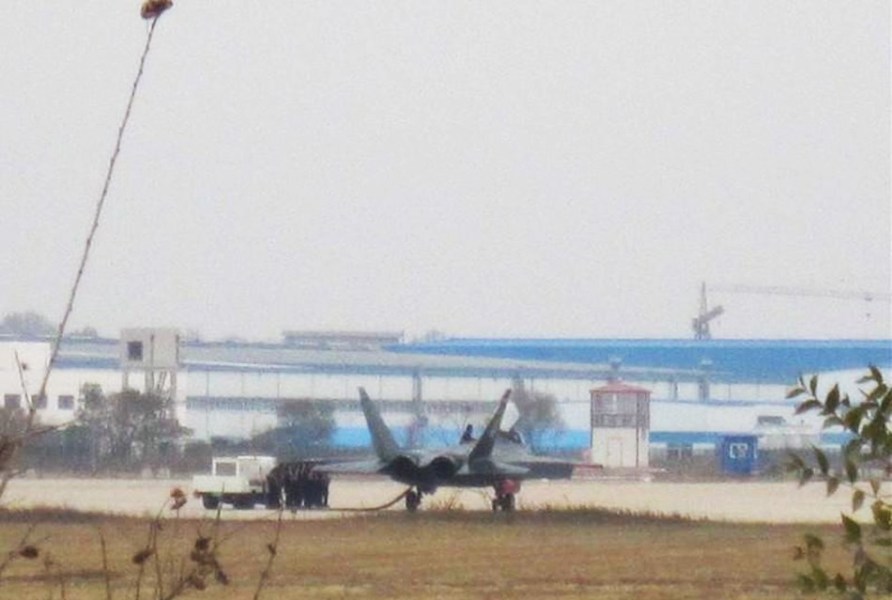 J-31 dans les airs ! Déjà le premier vol du nouveau chasseur furtif chinois