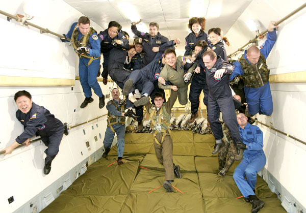 Des touristes chinois font l&apos;expérience de l&apos;apesanteur dans un centre de navigation spatiale de Moscou, en Russie, le 17 décembre 2004. 