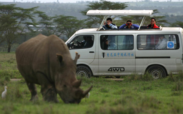 Des touristes chinois visitent un parc national au Kenya, le 2 mai 2005.