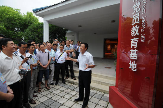 Le 23 août 2012 dans le village de Jiangxiang au Jiangsu, le délégué au 18e Congrès du Parti communiste chinois, Chang Desheng, discute avec des visiteurs venus de Guizhou.