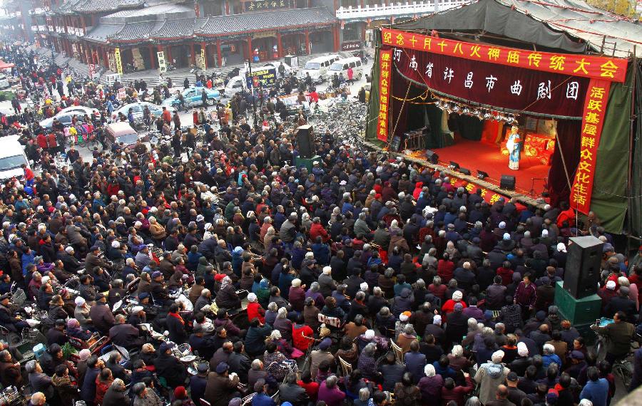 Le 14 novembre 2011, les spectateurs admirent l&apos;opéra traditionnel dans la ville de Xingtai, province du Hebei (nord de la Chine).