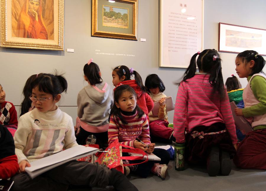 Le 5 mars, des élèves copient et dessinent d&apos;après nature dans le palais des enfants à Shanghai.