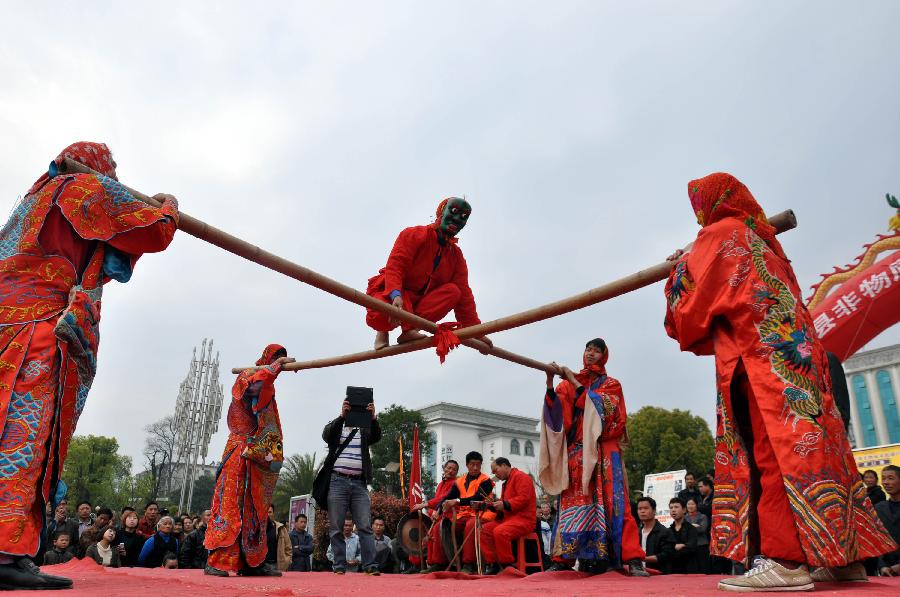 Le 6 avril 2012, dans la province du Jiangxi, les artistes dansent le Kaikou Nuo, une danse locale inscrite sur la liste du patrimoine culturel nationale.