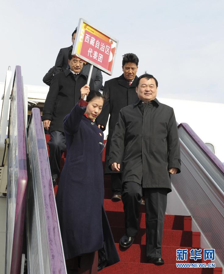Les délégués de la région autonome du Tibet arrivent à Beijing pour le 18e Congrès du PCC