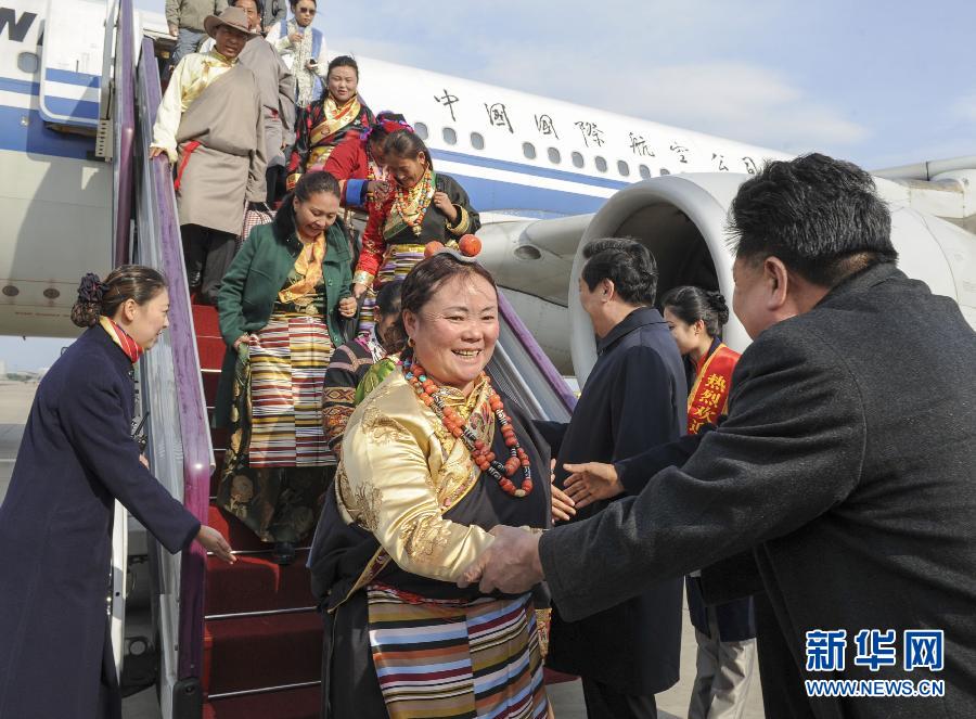 Les délégués de la région autonome du Tibet arrivent à Beijing pour le 18e Congrès du PCC