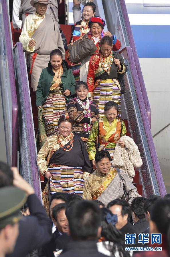 Les délégués de la région autonome du Tibet arrivent à Beijing pour le 18e Congrès du PCC