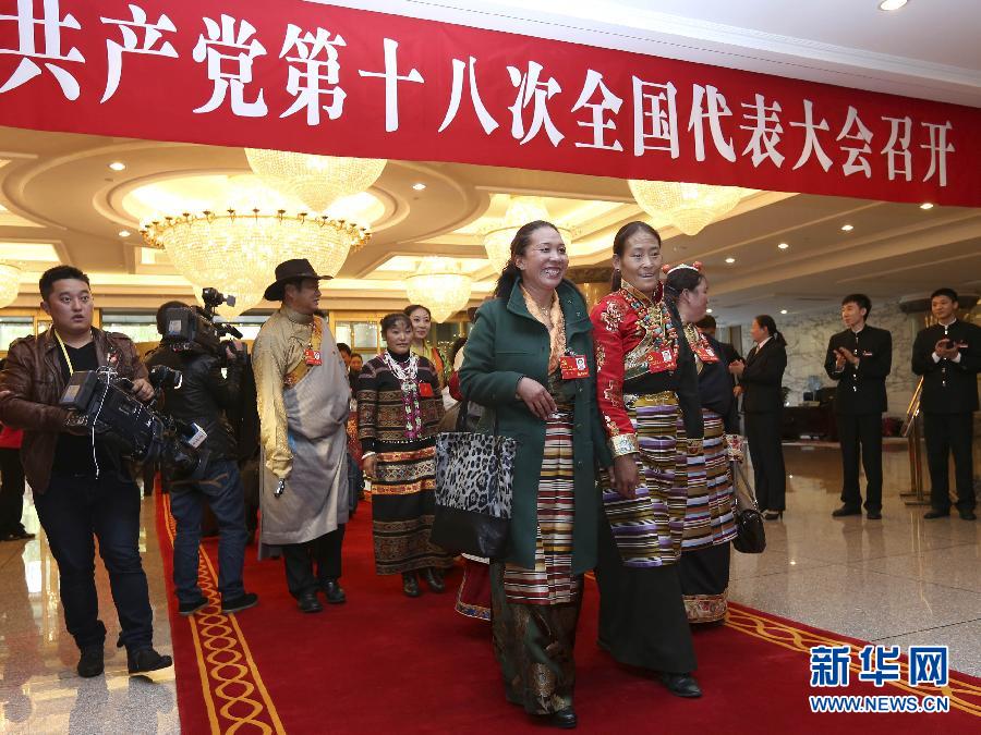 Les délégués de la région autonome du Tibet arrivent à Beijing pour le 18e Congrès du PCC