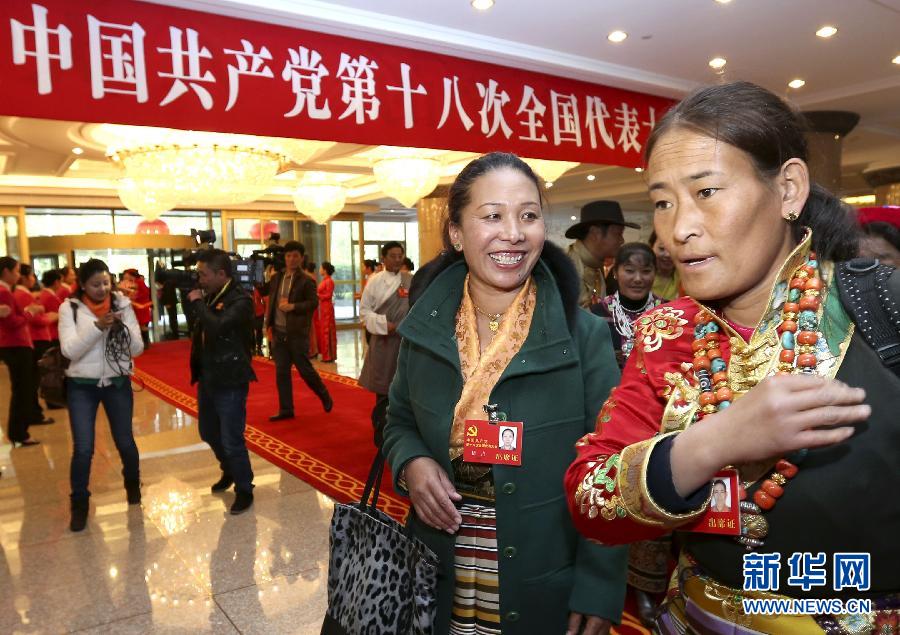 Les délégués de la région autonome du Tibet arrivent à Beijing pour le 18e Congrès du PCC