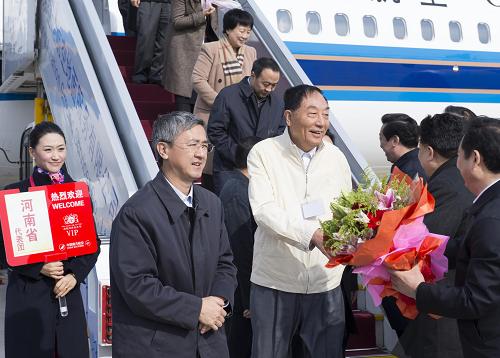 Les délégués de la province du Henan arrivent à Beijing pour le 18e Congrès du PCC