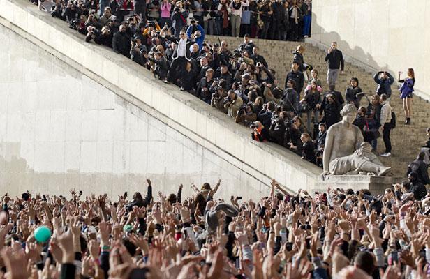 PSY danse son « Gangnam Style » à Paris