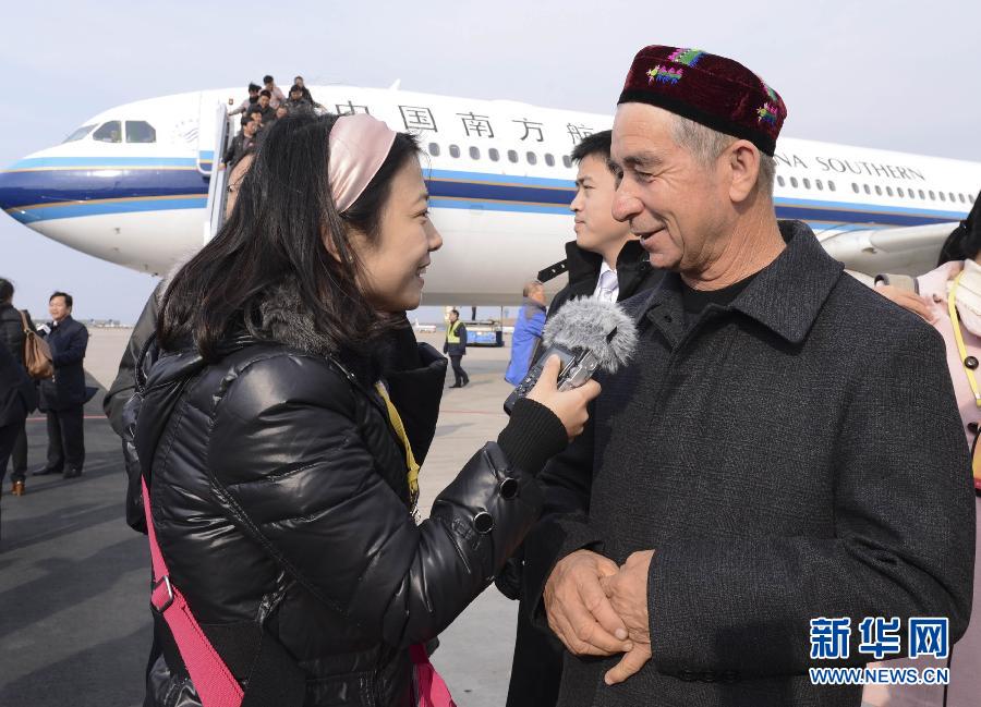Les délégués de la région autonome du Xinjiang arrivent à Beijing pour le 18e Congrès du PCC