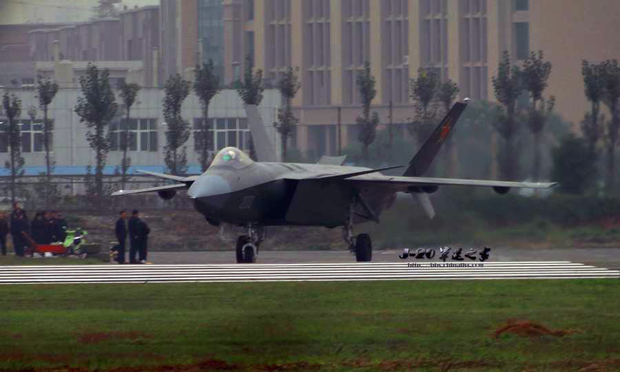 J-20 : les derniers clichés montrent des rejets d'hydrocarbures dans les airs