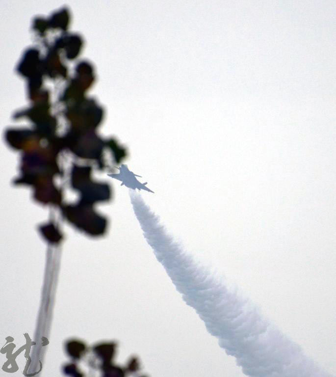 J-20 : les derniers clichés montrent des rejets d'hydrocarbures dans les airs