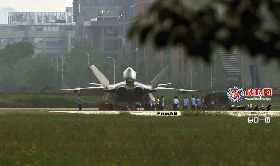 J-20 : les derniers clichés montrent des rejets d'hydrocarbures dans les airs