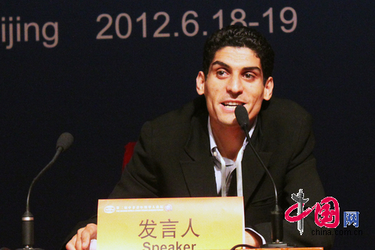 Le 19 juin 2012, Erfiki Hicham prononce un discours au Forum de jeunes dirigeants Chine-Afrique. 