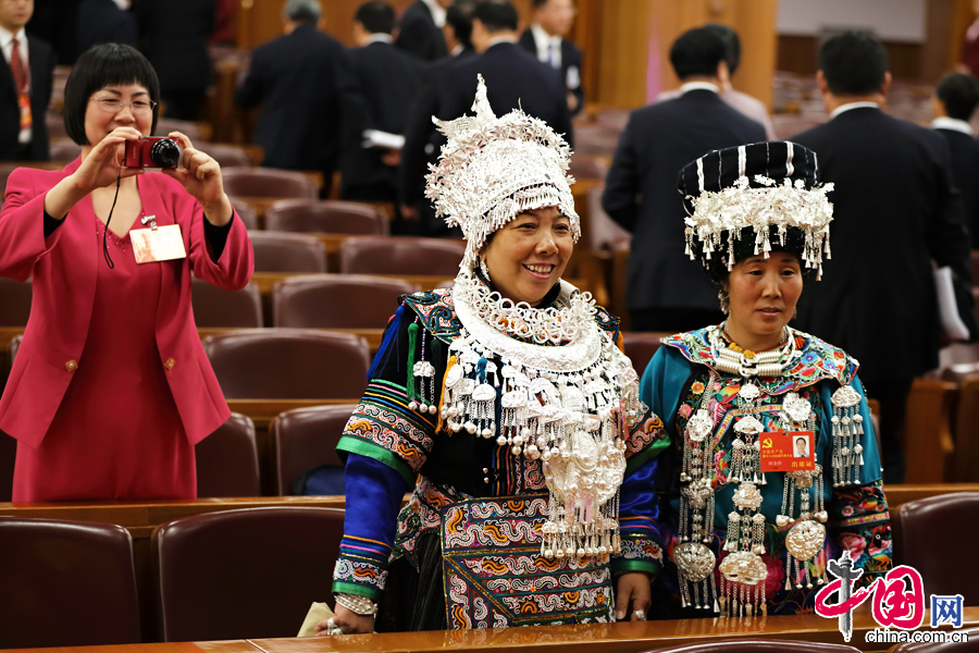 Le 18e Congrès du PCC: délégués en costumes multicolores des ethnies minoritaires