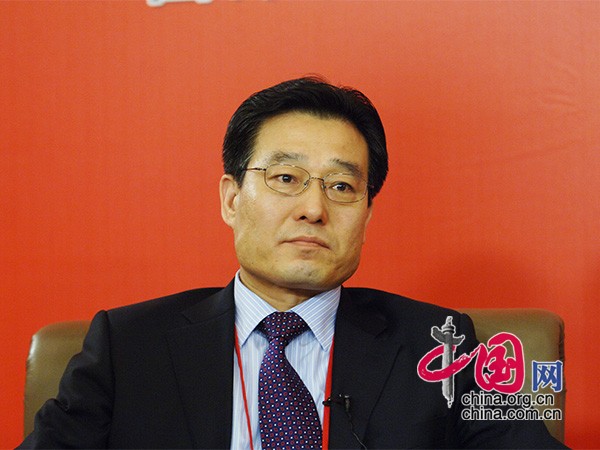 Chen Wenjun, directeur adjoint du Bureau de l'Information du Conseil des Affaires d'État, préside cette interview en ligne.