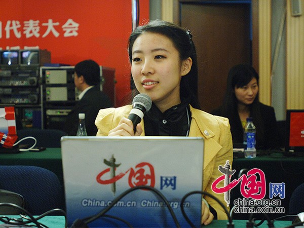 La journaliste de China.org.cn pose des questions des internautes.