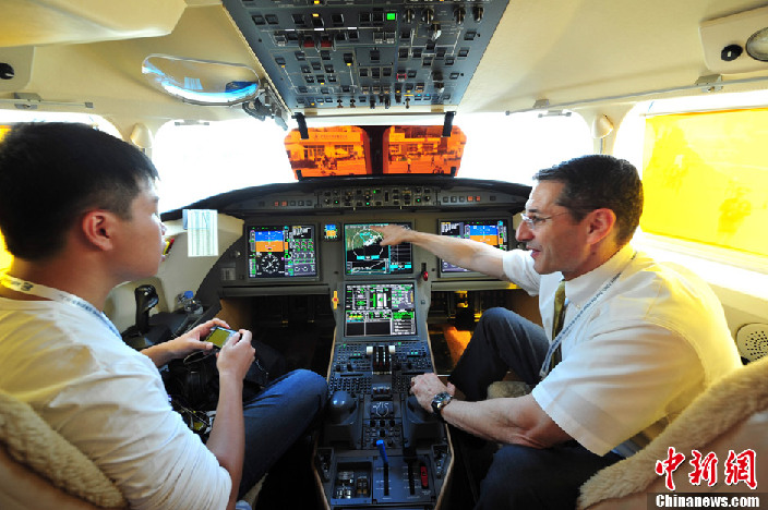 La cérémonie d'ouverture du 9e Salon international de l'aéronautique