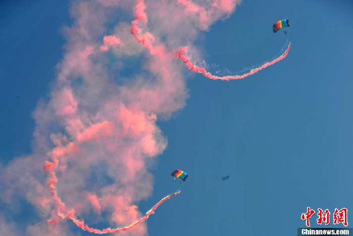 Salon international de l'aéronautique : des spectacles de parachutisme magnifiques