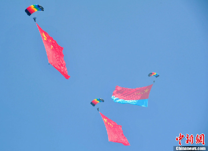 Salon international de l'aéronautique : des spectacles de parachutisme magnifiques