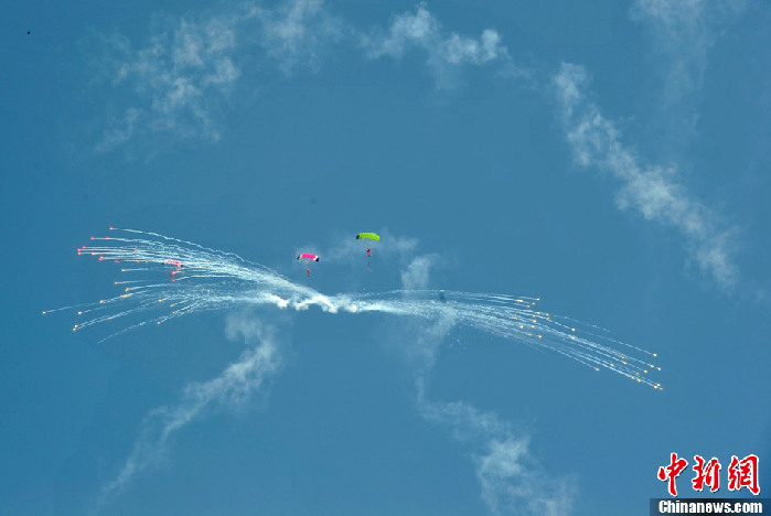 Salon international de l'aéronautique : des spectacles de parachutisme magnifiques