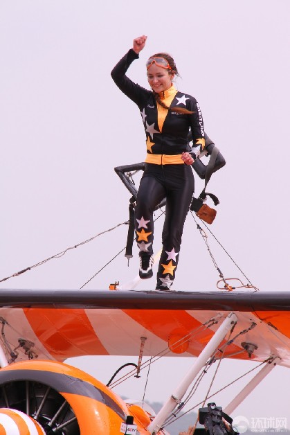 Zhuhai : une jolie femme danse le « Gangnam Style » dans les airs