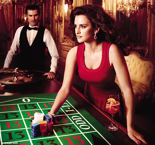Penélope Cruz pose pour le calendrier Campari 2013