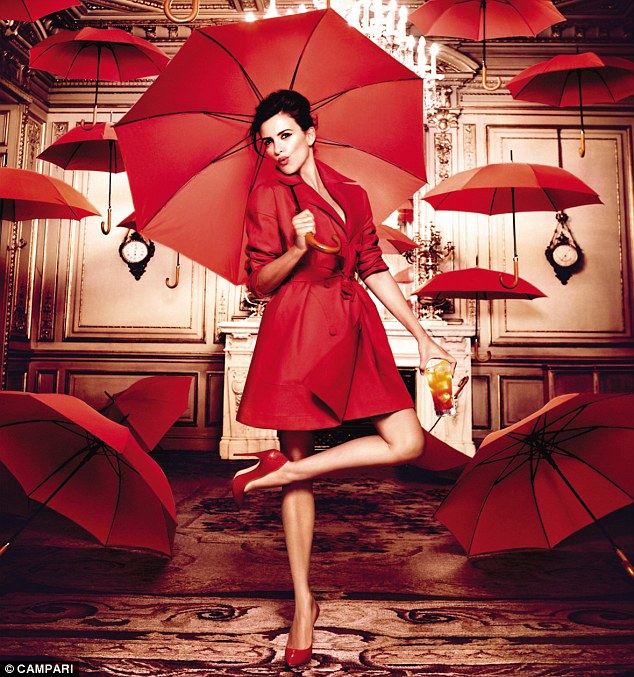 Penélope Cruz pose pour le calendrier Campari 2013
