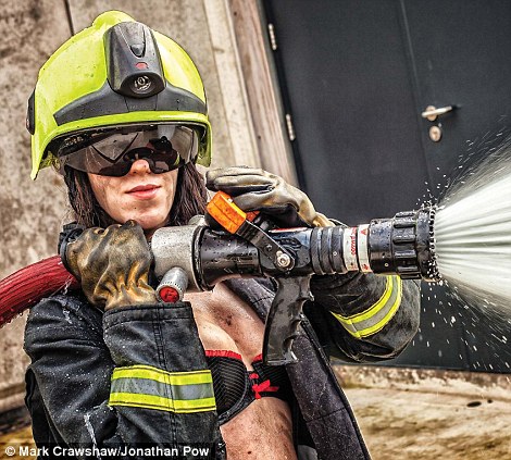  Des pompières britanniques se déshabillent pour la charité 8