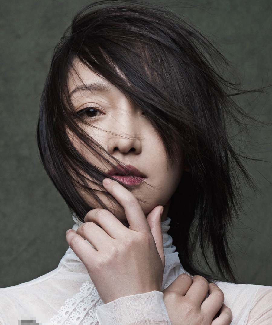 Zhou Xun en Chanel pose pour Marie Claire